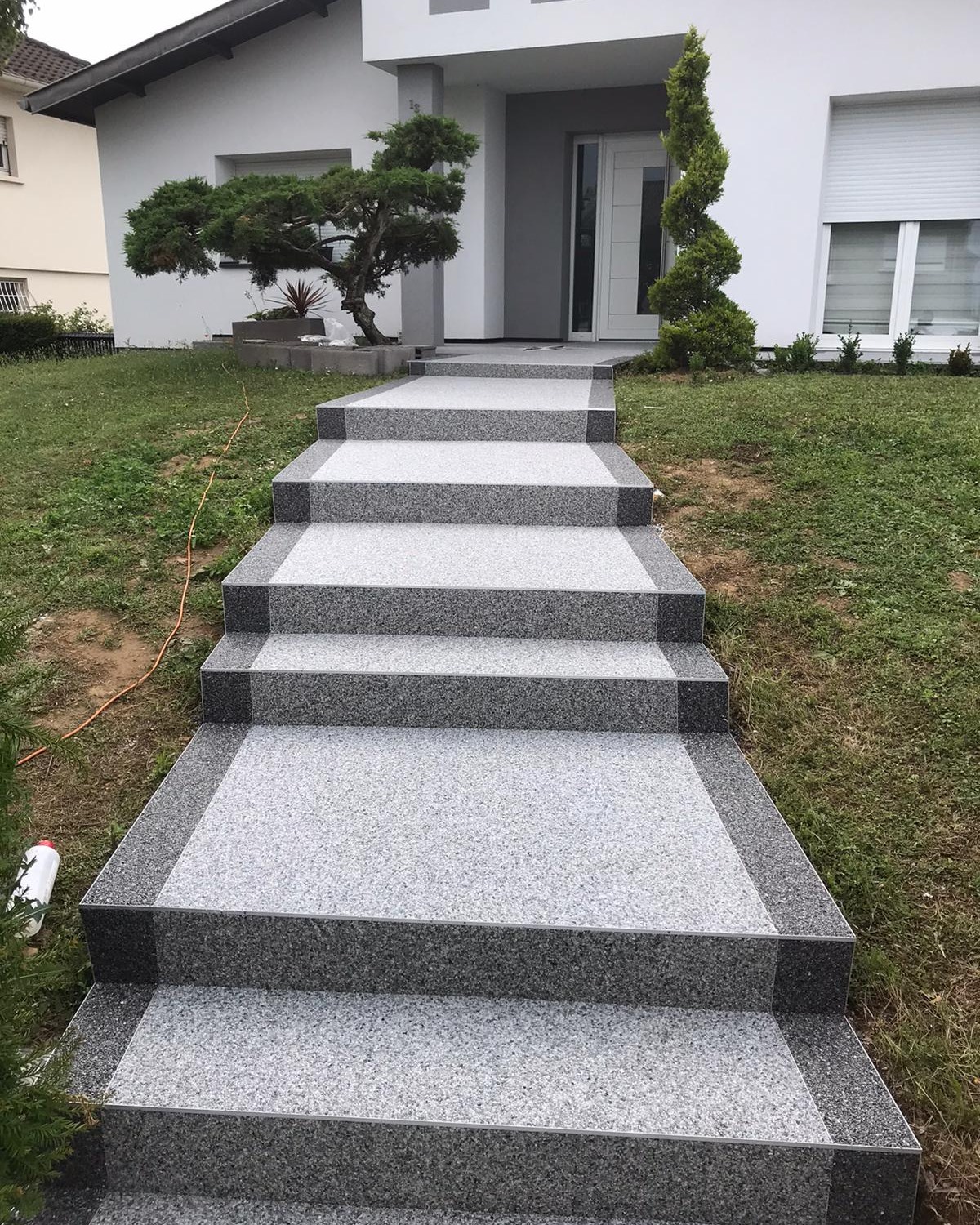 Segmented resin bound walkway