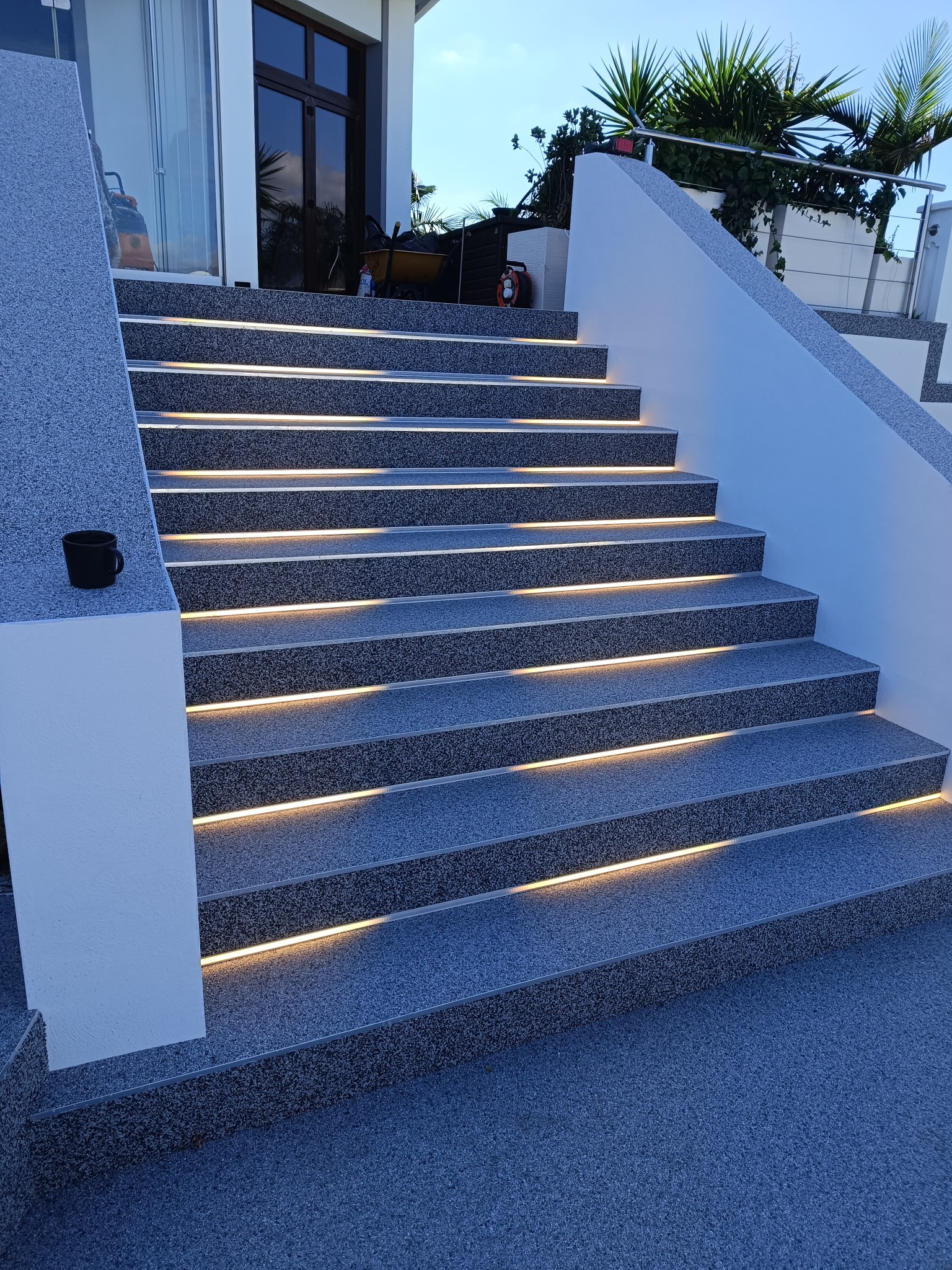 Finished resin bound paving steps with contrasting edges